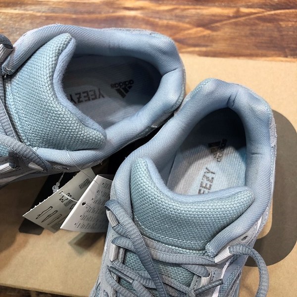 아디다스 이지부스터 Adidas Yeezy 700