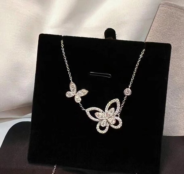 그라프 더블 버터플라이 실루엣 다이아몬드 펜던트