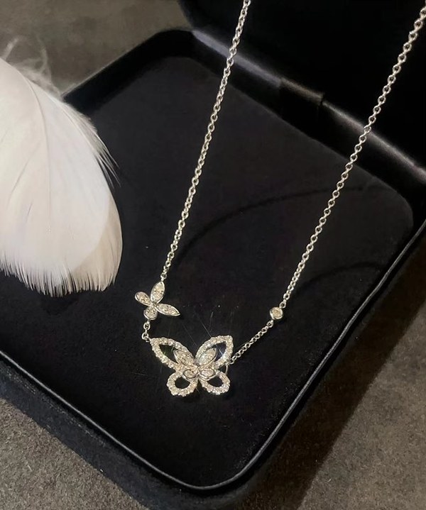 그라프 더블 버터플라이 실루엣 다이아몬드 펜던트