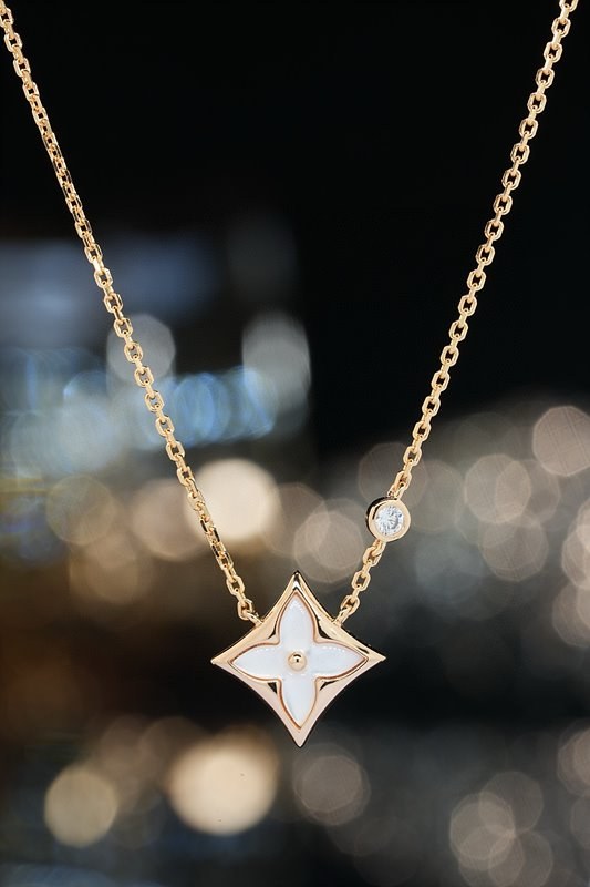 루이비통 컬러 블라썸 BB 스타 펜던트 [매장가 412만원대]