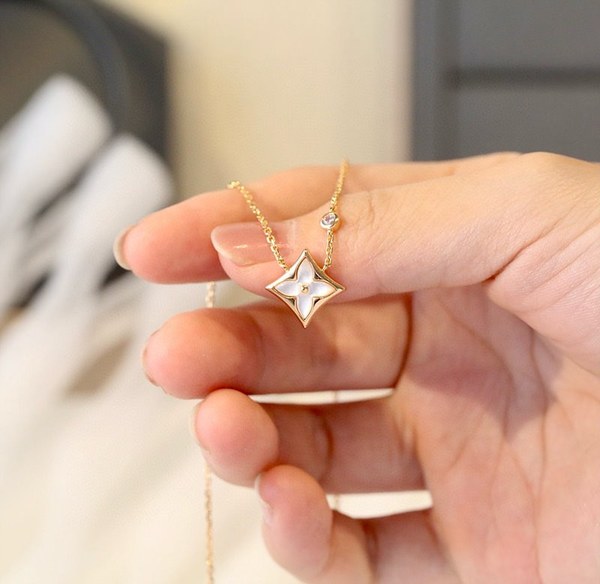 루이비통 컬러 블라썸 BB 스타 펜던트 [매장가 412만원대]