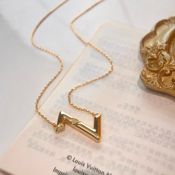 루이비통 LV 볼트 펜던트 2color [매장가 384만원대]