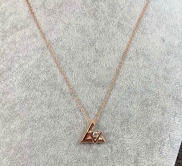 루이비통 LV 볼트 원 스몰 펜던트 [매장가 464만원대]