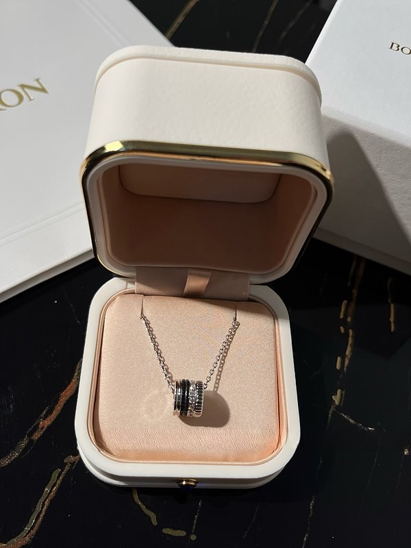 부쉐론 콰트로 블랙 에디션 펜던트 S 모티브 [매장가 593만원대]