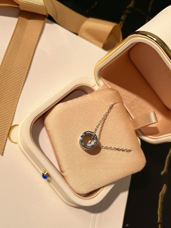 부쉐론 콰트로 블랙 에디션 펜던트 S 모티브 [매장가 593만원대]