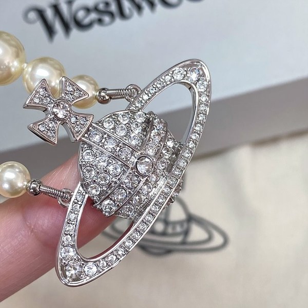 비비안웨스트우드 원 로우 펄 바스 릴리프 초커 목걸이 [매장가 53만원대]