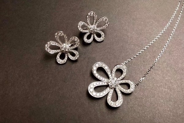 반클리프 플라워레이스 펜던트