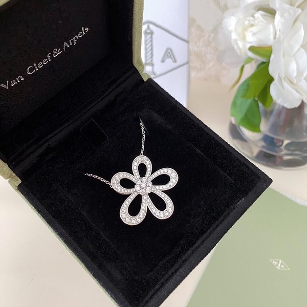 반클리프 플라워레이스 펜던트