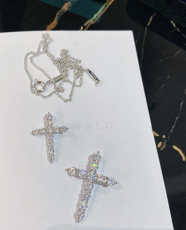 티파니앤코 크로스 팬던트 2size [매장가 500만원대]