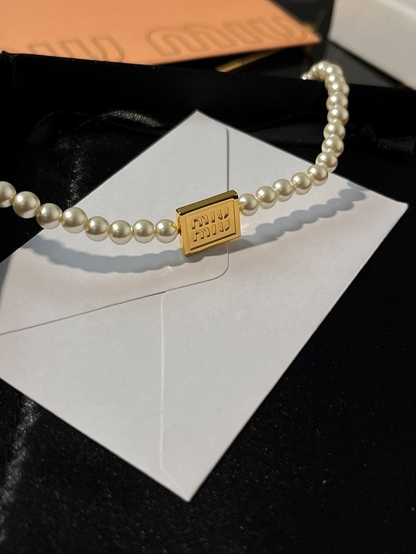 미우미우 인조 진주 메탈 초커 [매장가 113만원대]