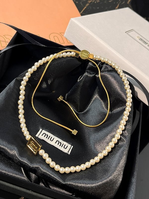 미우미우 인조 진주 메탈 초커 [매장가 113만원대]