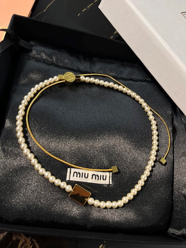 미우미우 인조 진주 메탈 초커 [매장가 113만원대]