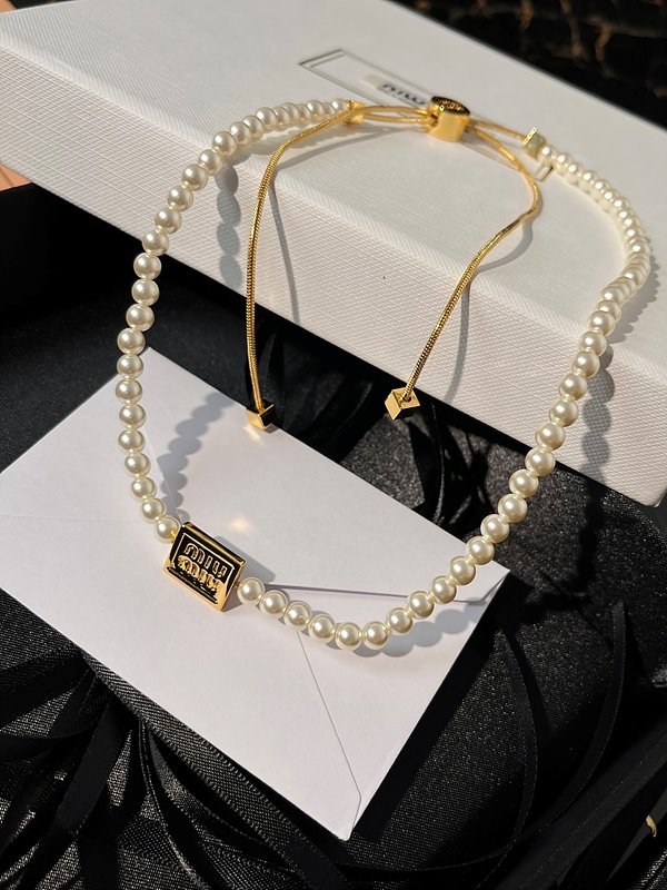 미우미우 인조 진주 메탈 초커 [매장가 113만원대]