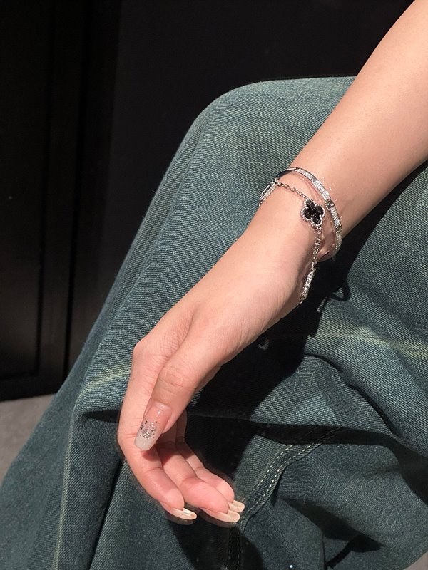 반클리프 빈티지 알함브라 브레이슬릿, 5개 모티브 [매장가 810만원대]