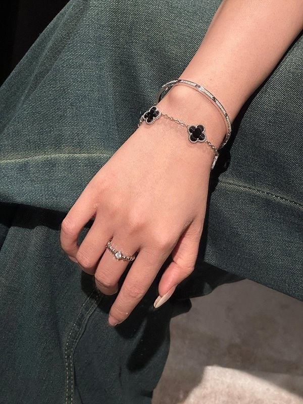 반클리프 빈티지 알함브라 브레이슬릿, 5개 모티브 [매장가 810만원대]