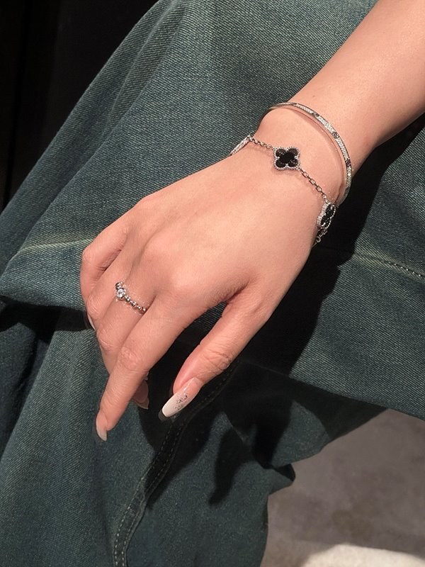 반클리프 빈티지 알함브라 브레이슬릿, 5개 모티브 [매장가 810만원대]