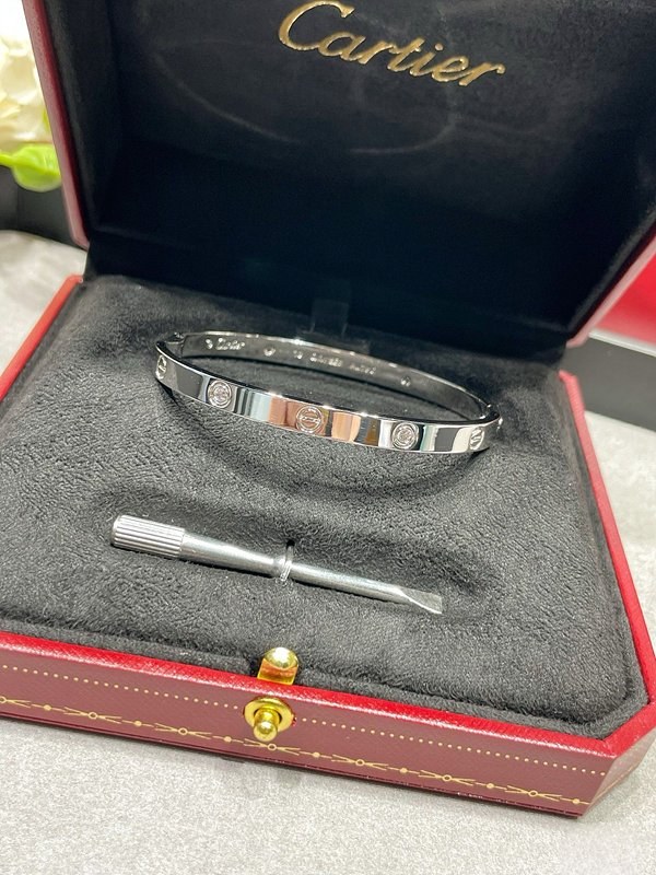 까르띠에 LOVE 브레이슬릿 미디엄 다이아몬드 4개 3color