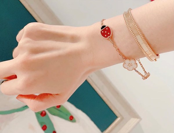 반클리프 럭키 스프링 브레이슬릿 [매장가 745만원대]