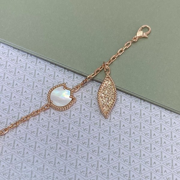 반클리프 럭키 스프링 브레이슬릿 [매장가 745만원대]