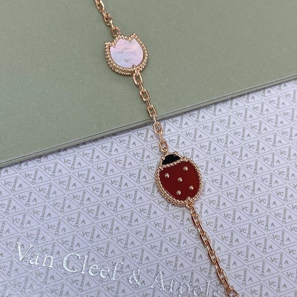 반클리프 럭키 스프링 브레이슬릿 [매장가 745만원대]