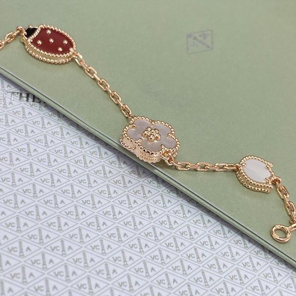 반클리프 럭키 스프링 브레이슬릿 [매장가 745만원대]