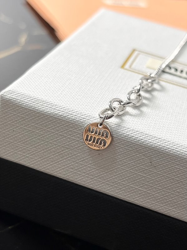 미우미우 크리스털 장식 메탈 브레이슬릿 [매장가 76만원대]