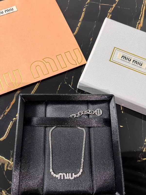 미우미우 크리스털 장식 메탈 브레이슬릿 [매장가 76만원대]