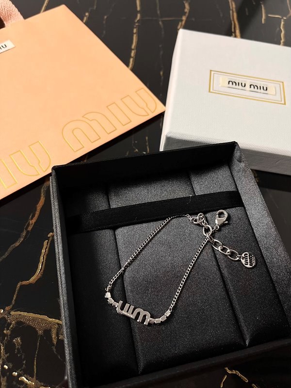 미우미우 크리스털 장식 메탈 브레이슬릿 [매장가 76만원대]