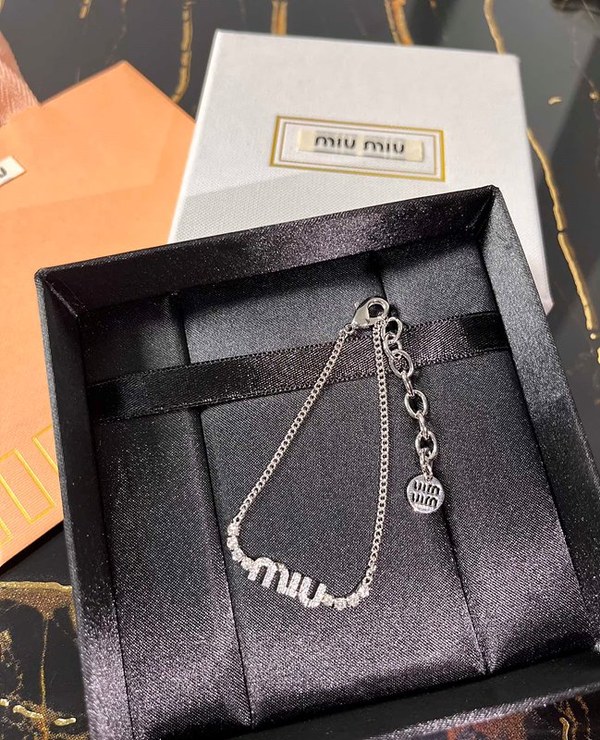 미우미우 크리스털 장식 메탈 브레이슬릿 [매장가 76만원대]