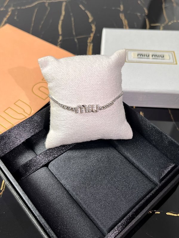 미우미우 크리스털 장식 메탈 브레이슬릿 [매장가 76만원대]