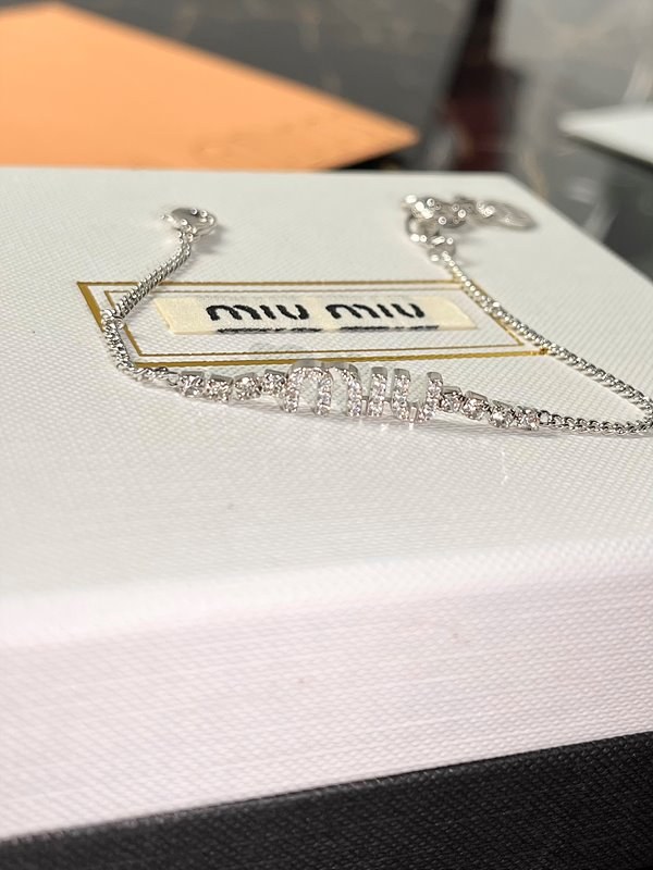 미우미우 크리스털 장식 메탈 브레이슬릿 [매장가 76만원대]