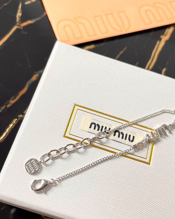 미우미우 크리스털 장식 메탈 브레이슬릿 [매장가 76만원대]