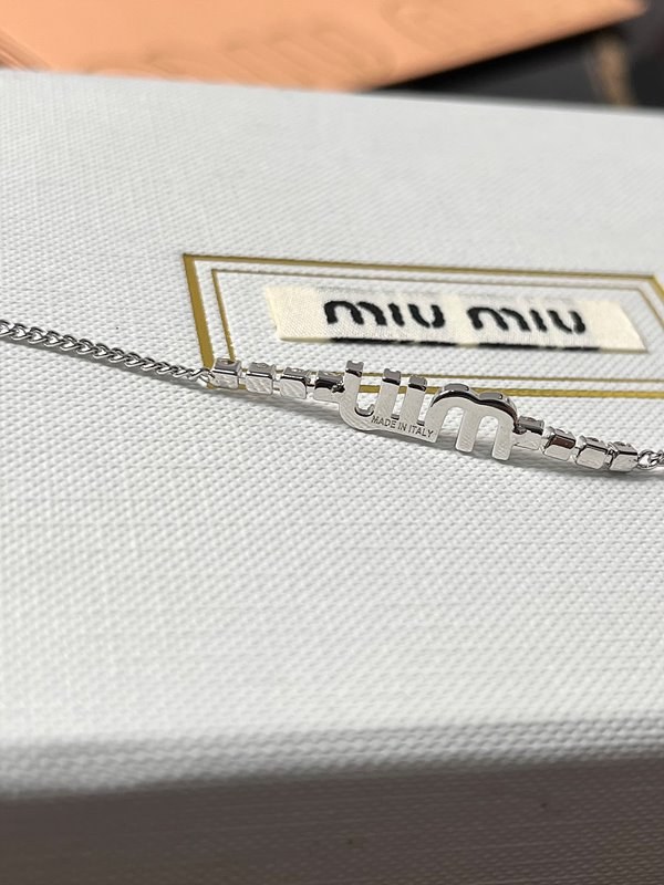 미우미우 크리스털 장식 메탈 브레이슬릿 [매장가 76만원대]