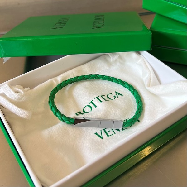 보테가베네타 브레이드 가죽 브레이슬릿 [매장가 76만원대]