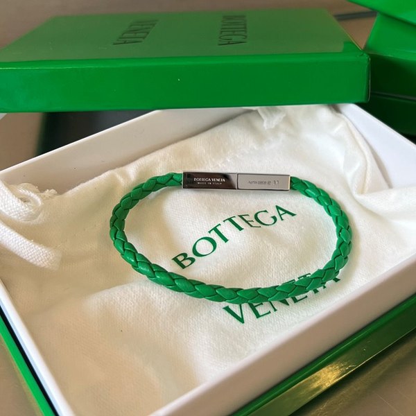 보테가베네타 브레이드 가죽 브레이슬릿 [매장가 76만원대]