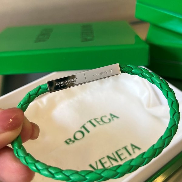 보테가베네타 브레이드 가죽 브레이슬릿 [매장가 76만원대]