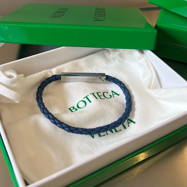 보테가베네타 브레이드 가죽 브레이슬릿 [매장가 76만원대]