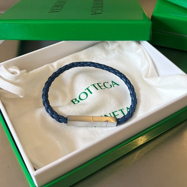 보테가베네타 브레이드 가죽 브레이슬릿 [매장가 76만원대]