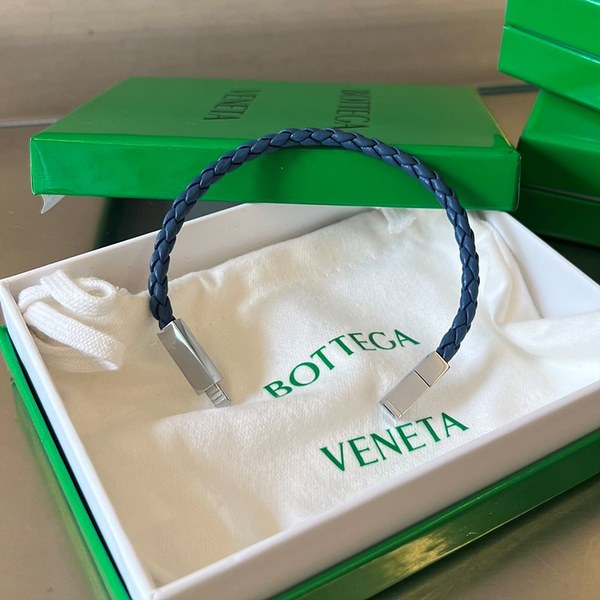 보테가베네타 브레이드 가죽 브레이슬릿 [매장가 76만원대]