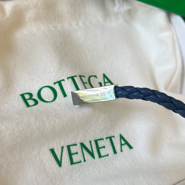 보테가베네타 브레이드 가죽 브레이슬릿 [매장가 76만원대]