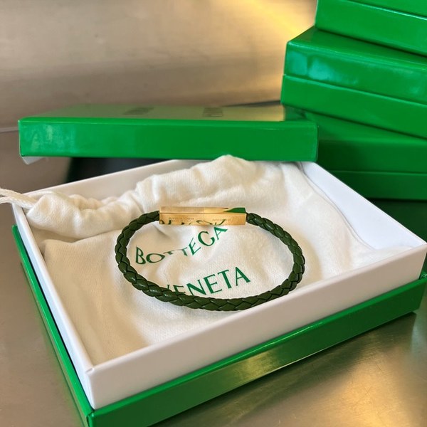 보테가베네타 브레이드 가죽 브레이슬릿 [매장가 76만원대]