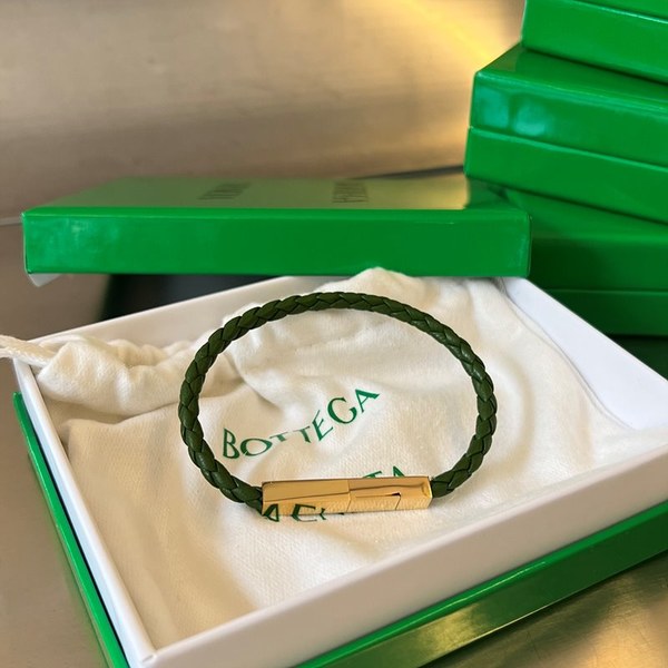 보테가베네타 브레이드 가죽 브레이슬릿 [매장가 76만원대]