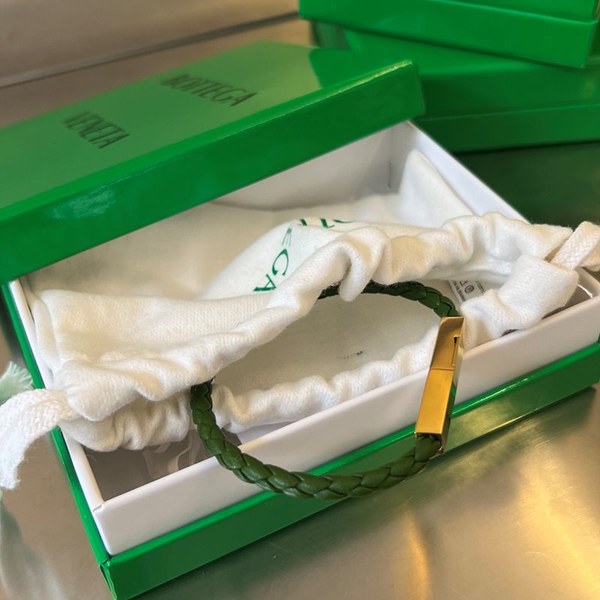 보테가베네타 브레이드 가죽 브레이슬릿 [매장가 76만원대]