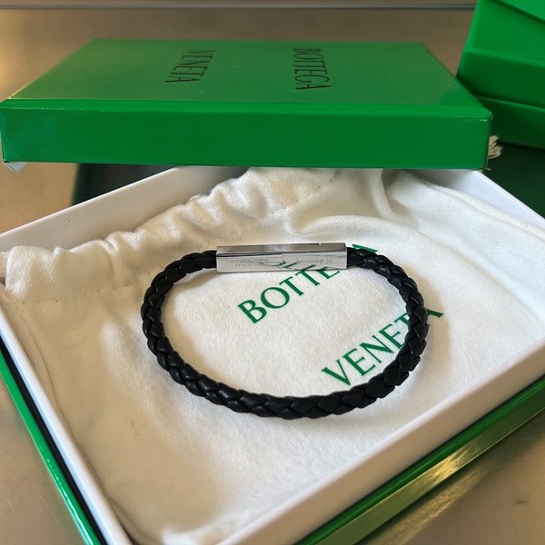 보테가베네타 브레이드 가죽 브레이슬릿 [매장가 76만원대]