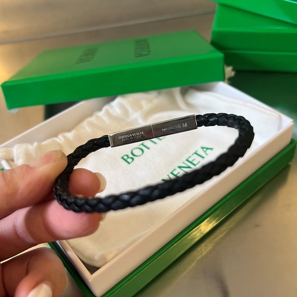 보테가베네타 브레이드 가죽 브레이슬릿 [매장가 76만원대]
