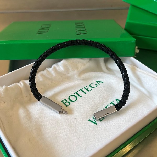 보테가베네타 브레이드 가죽 브레이슬릿 [매장가 76만원대]