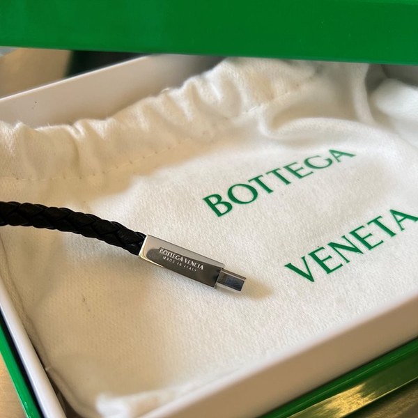 보테가베네타 브레이드 가죽 브레이슬릿 [매장가 76만원대]