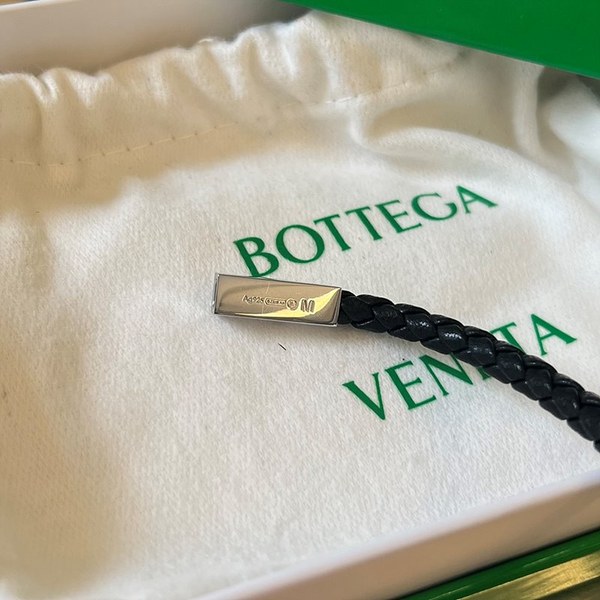 보테가베네타 브레이드 가죽 브레이슬릿 [매장가 76만원대]