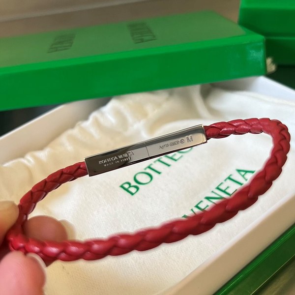 보테가베네타 브레이드 가죽 브레이슬릿 [매장가 76만원대]
