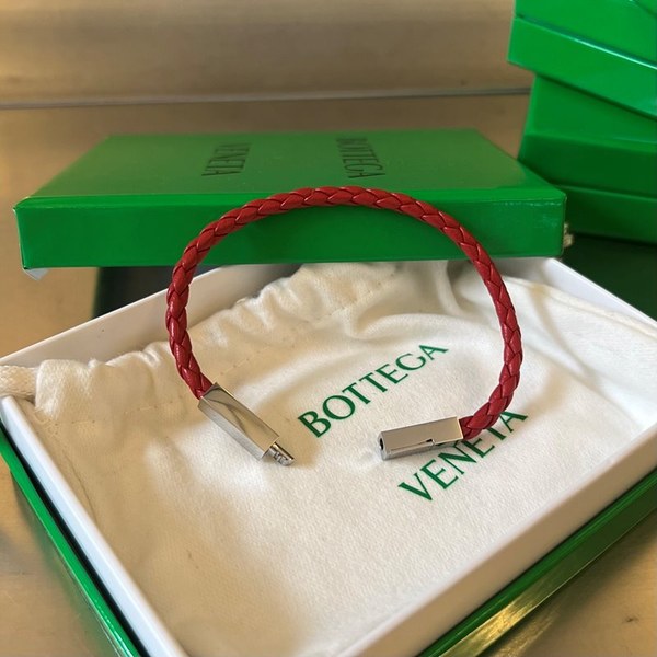 보테가베네타 브레이드 가죽 브레이슬릿 [매장가 76만원대]